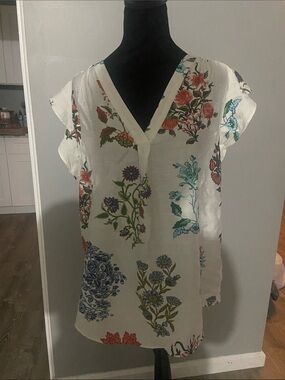 Chaus White Floral V-Neck Blouse